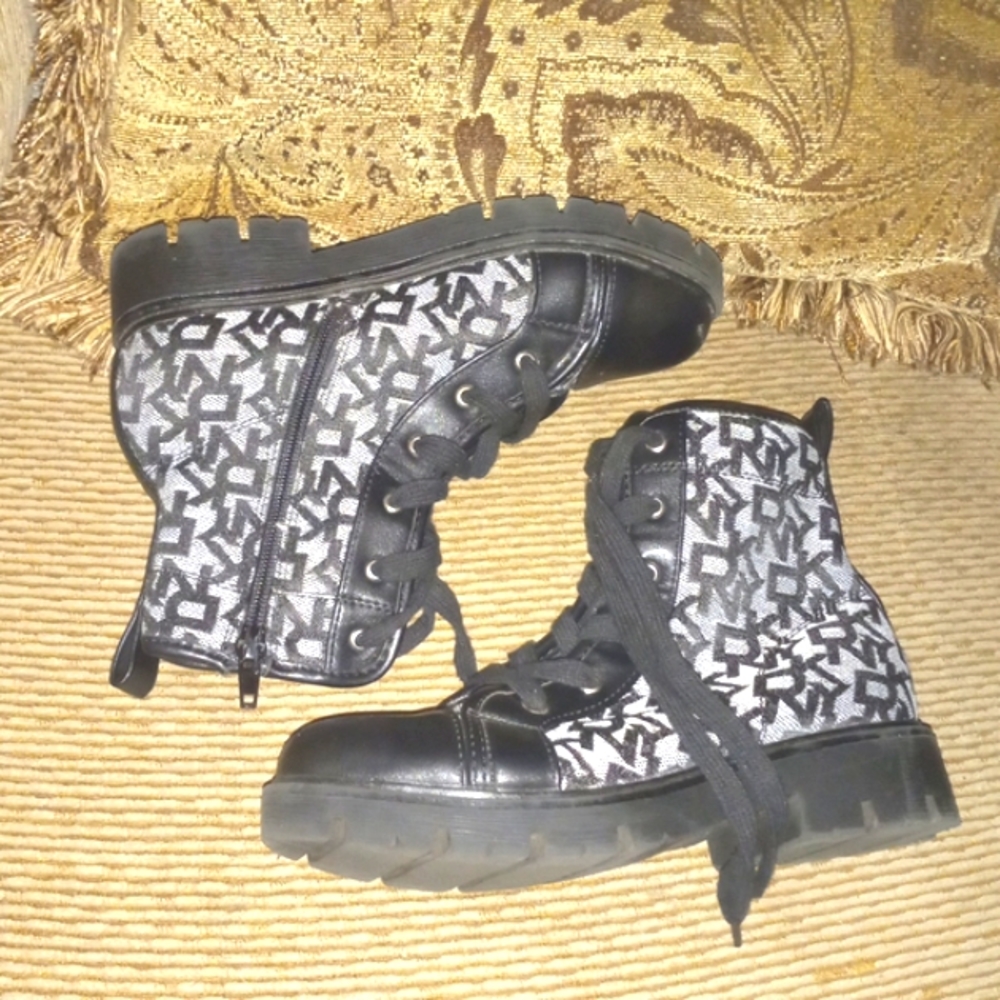 Signature Boots Side Zipper